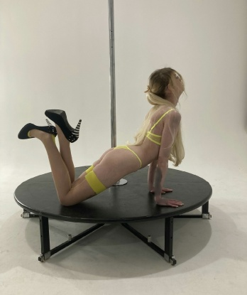 Моя страсть и чувственность не перестанут удивлять тебя. Я знаю, как доставить удовольствие и удовлетворить все твои сокровенные желания. В моих руках ты почувствуешь себя настоящим королем. Мои услуги включают классический и эротический массаж, оральный секс, классический секс в разных позах. Мои клиенты отзываются о моей работе только положительно. Фото 100% реальные. Жду тебя в Москве, чтобы оживить все твои фантазии. 😘🌹🔥 2247, 20 лет